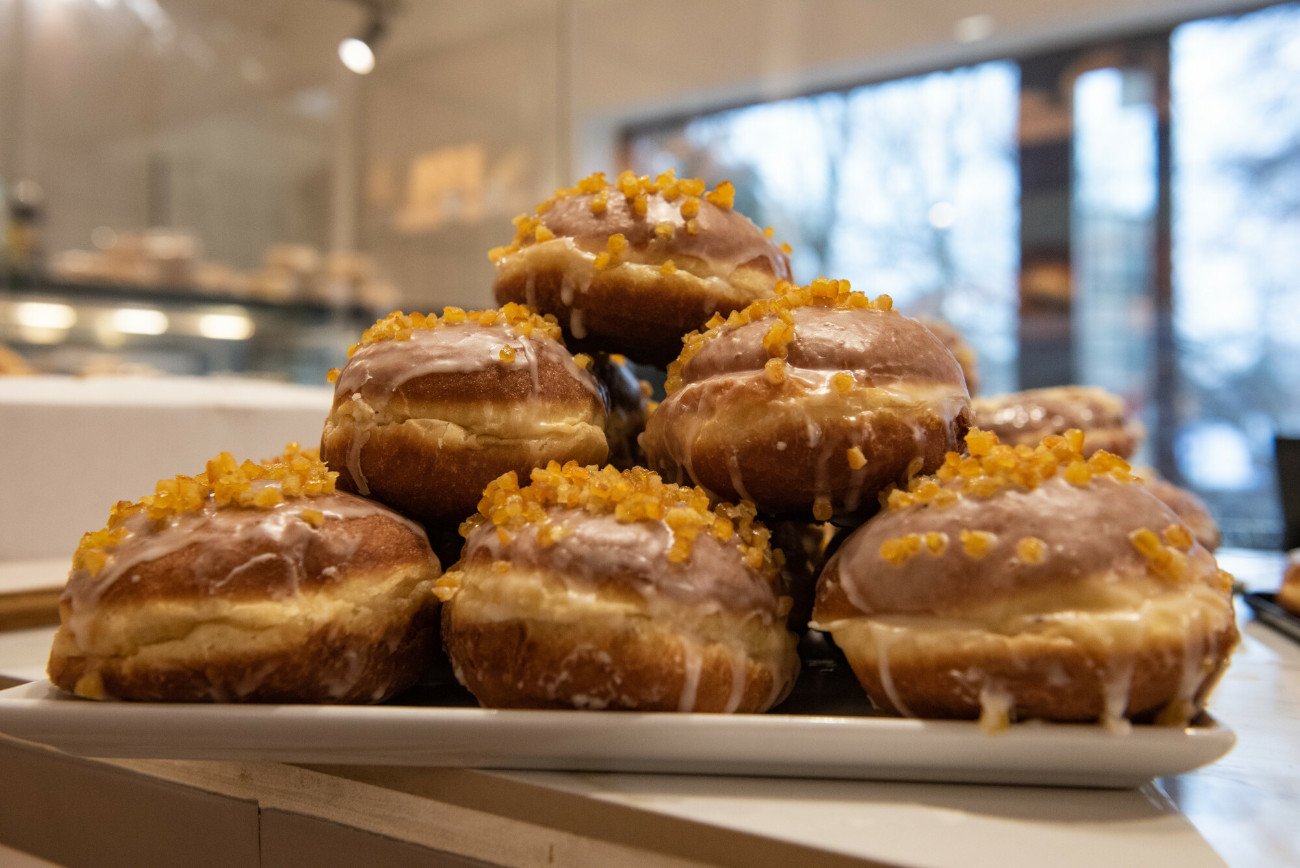 Ile kalorii ma pączek? Czy zjedzenie jednego lub dwóch pączków w Tłusty Czwartek zrujnuje naszą dietę? Zapytaliśmy dietetyka.