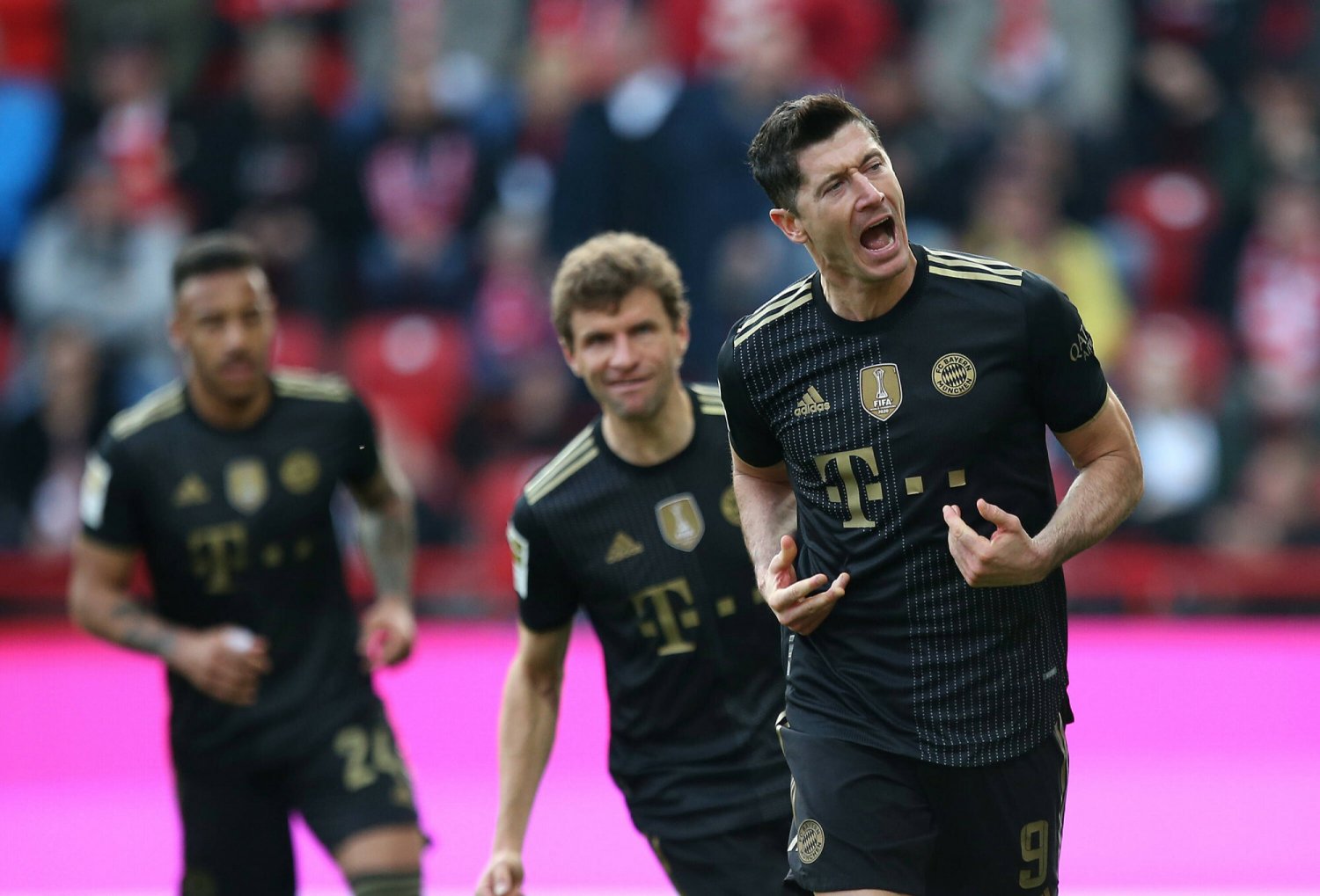 Robert Lewandowski, czyli najlepszy strzelec Die Roten, a za nim Thomas Müller, najlepszy asystent