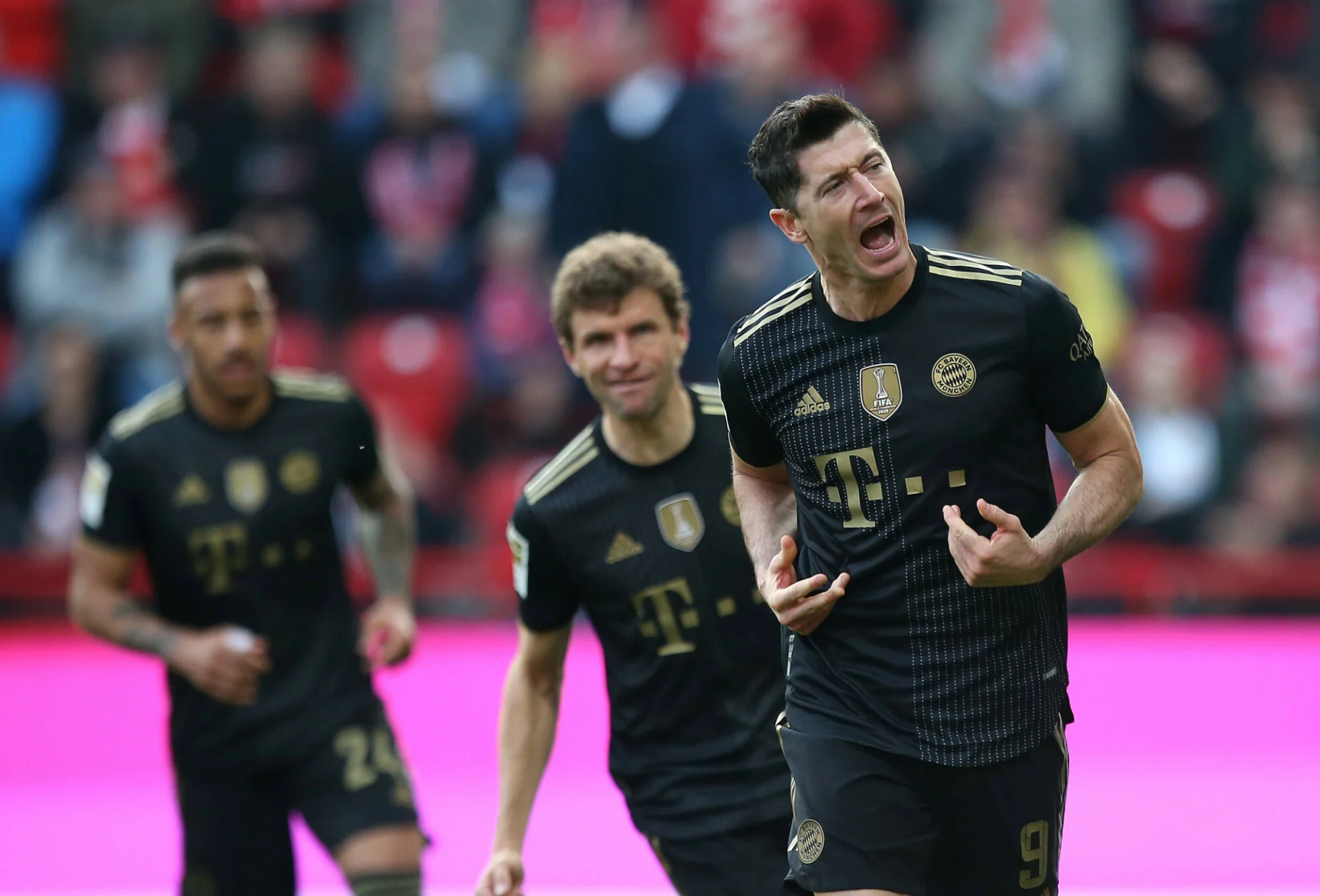 Robert Lewandowski, czyli najlepszy strzelec Die Roten, a za nim Thomas Müller, najlepszy asystent