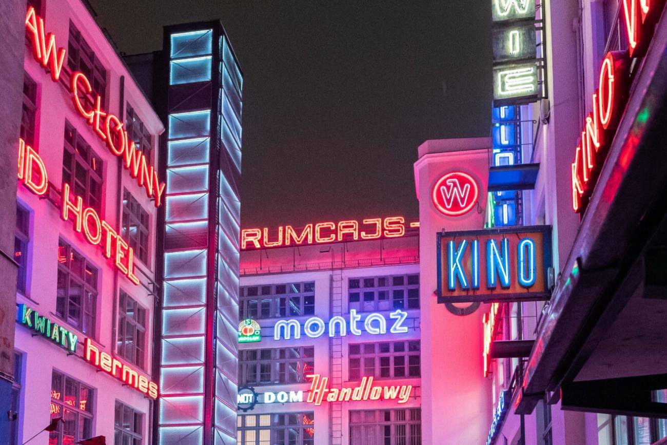 Neony Wrocław, czyli kultowa galeria ma zniknąć. Urząd twierdzi co innego