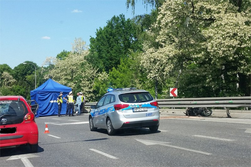 Wypadek motocyklisty na zakręcie al. Prymasa Tysiąclecia, na wysokości Cmentarza Powązkowskiego, skończył się tragicznie. Nie żyje 30-letni mężczyzna.