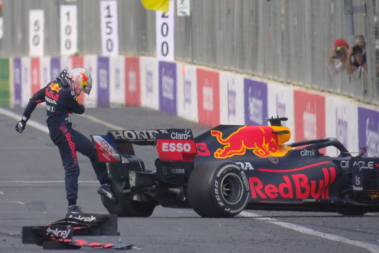 Max Verstappen bezradnie kopie swój bolid po kraksie na pięć okrążeń przed końcem wyścigu w Baku