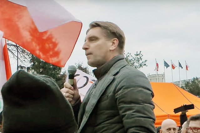 Tomasz Lis i wystąpienie podczas manifestacji KOD w Warszawie.
