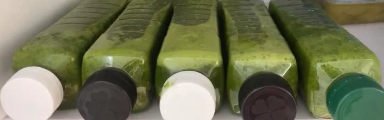 Liść kalafiora, jedno jabłko, trochę soku z cytryny lub limonki i plasterek imbiru wystarczy dodać do wody i zmieszać w blenderze. Tylko tyle potrzeba do stworzenia dietetycznego, zielonego smoothie.