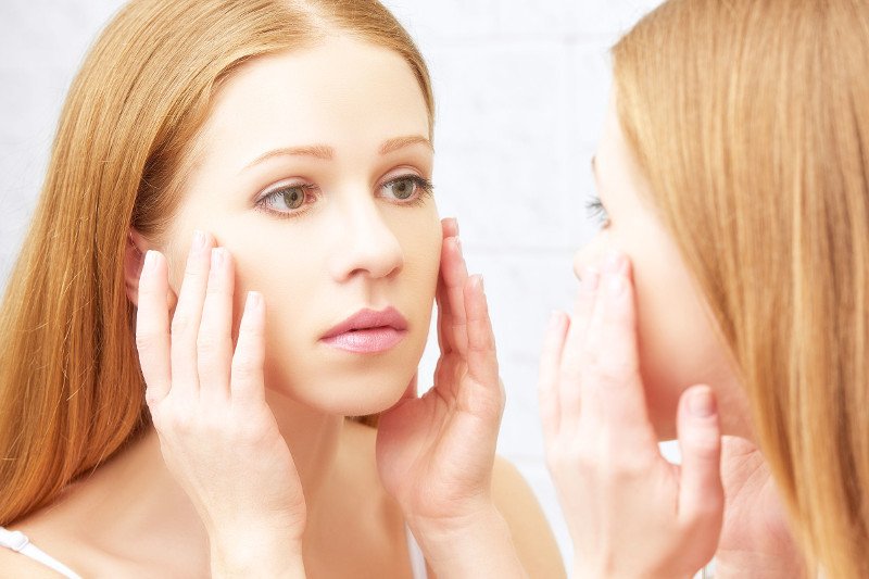 Smog, promieniowanie UV, światło niebieskie. Wszystkie te czynniki wpływają niekorzystnie na skórę człowieka