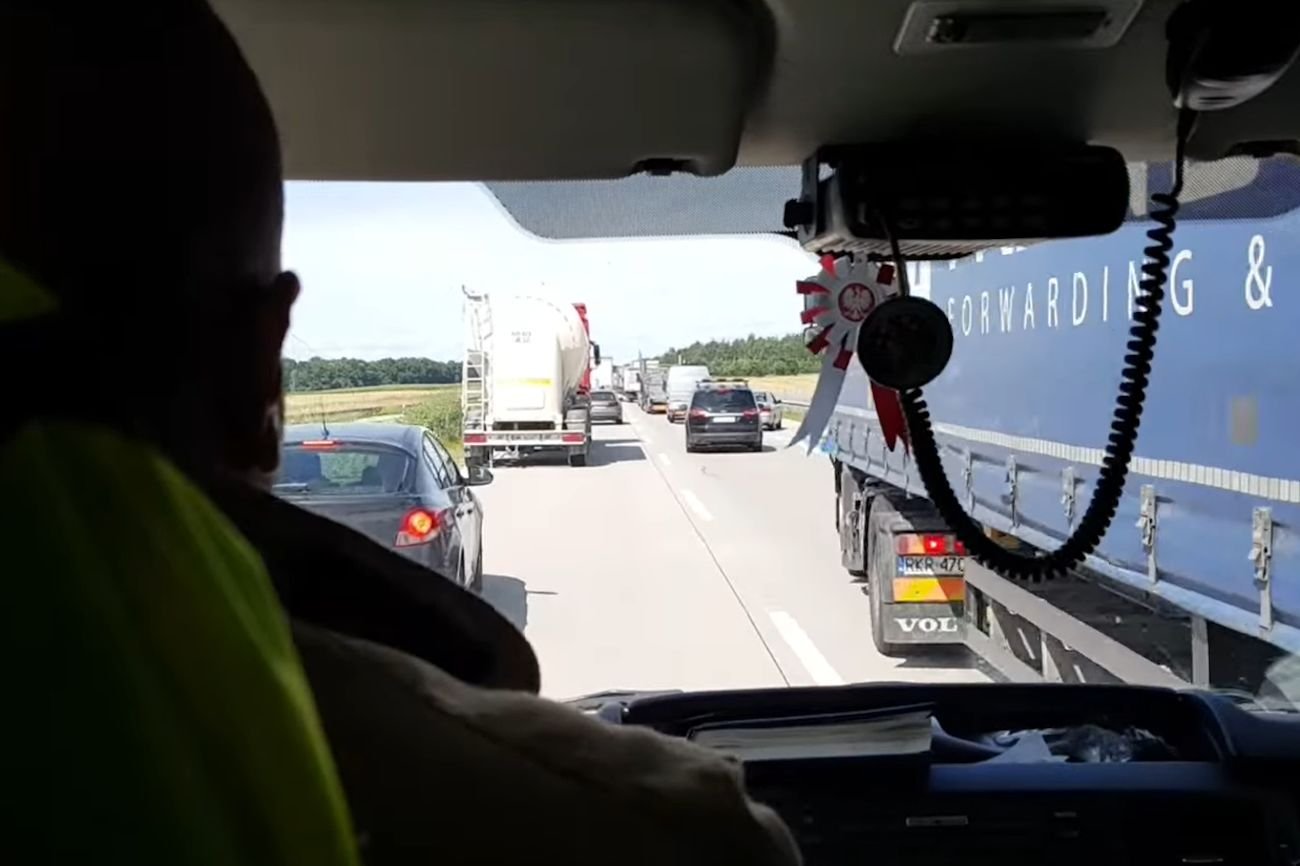 Ochotnicza Straż Pożarna w Brochocinie opublikowała na Facebooku film, który ma zwrócić uwagę kierowców na błędy, jakie popełniają podczas tworzenia na drodze korytarza życia.