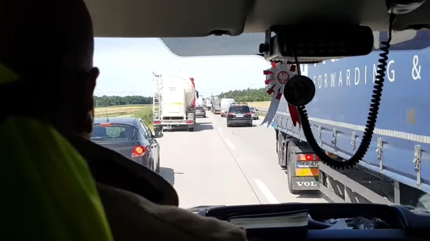Ochotnicza Straż Pożarna w Brochocinie opublikowała na Facebooku film, który ma zwrócić uwagę kierowców na błędy, jakie popełniają podczas tworzenia na drodze korytarza życia.