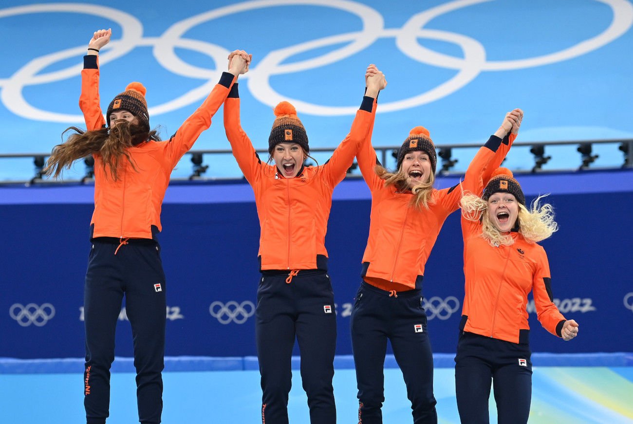 Holenderska sztafeta w short tracku na 3000 metrów nie dość, że zdobyła złoto, to dodatkowo pobiła rekord olimpijski.