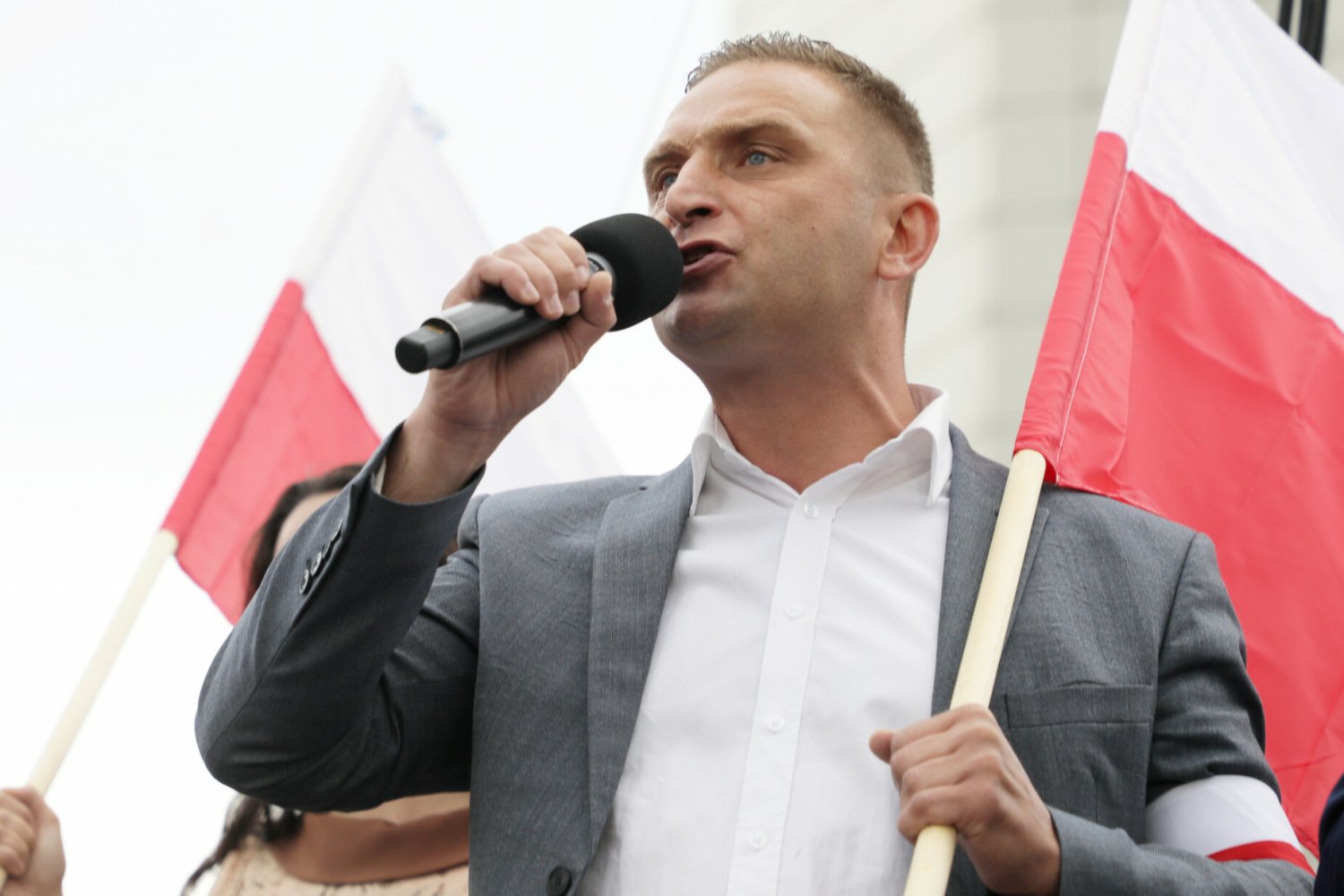 Robert Bąkiewicz może dostać zarzuty pochwalania przemocy, za które grozi nawet 5 lat więzienia.