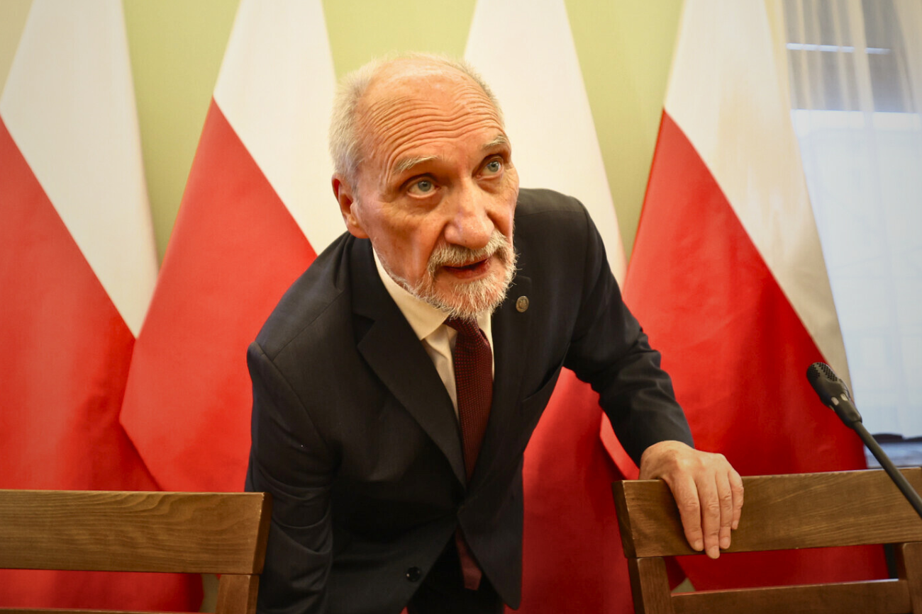 Antoni Macierewicz tłumaczy się po raporcie komisji ds. rosyjskich wpływów Na zdjęciu Antoni Macierewicz