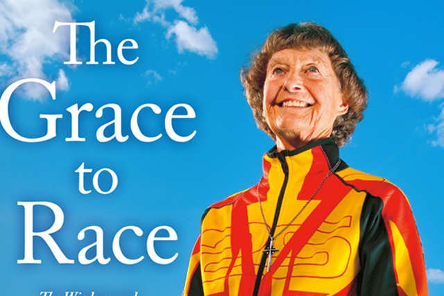 Siostra Madonna Buder na okładce swojej książki.