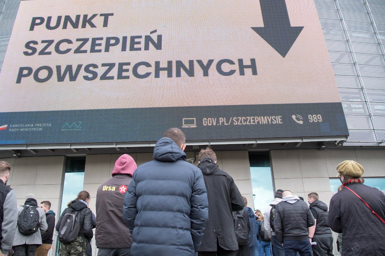 Ministerstwo Zdrowia opublikowało w piątek nowe dane, z których wynika między innymi, że zaledwie 1,1 proc. w pełni zaszczepionych osób zostało zakażonych koronawirusem.