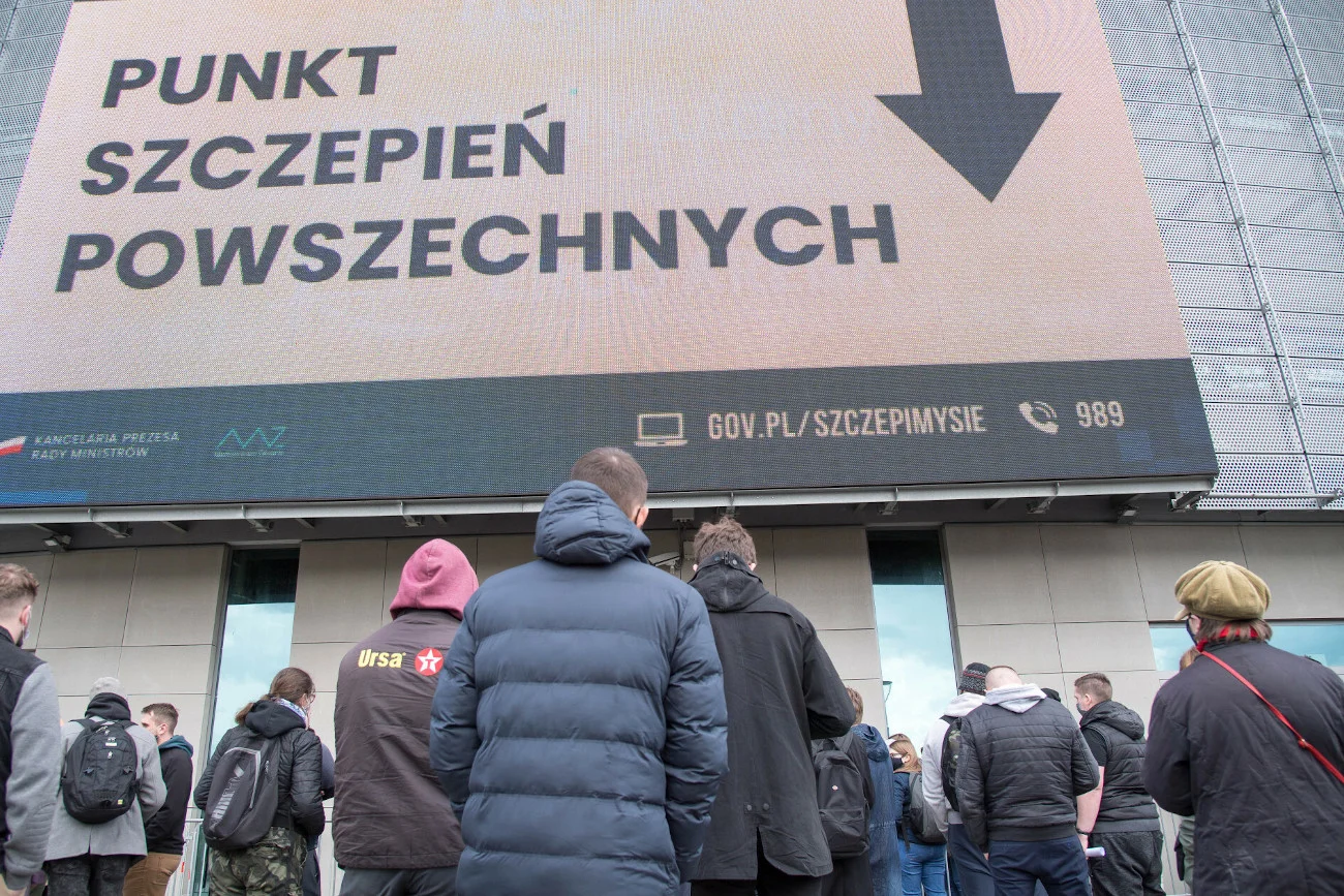 Ministerstwo Zdrowia opublikowało w piątek nowe dane, z których wynika między innymi, że  zaledwie 1,1 proc. w pełni zaszczepionych osób zostało zakażonych koronawirusem.