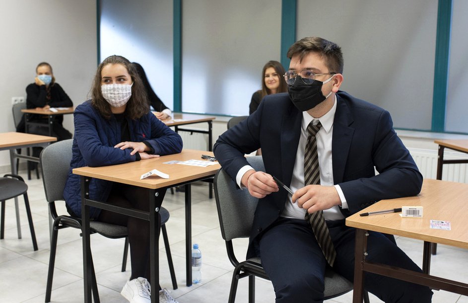 Jakie obostrzenia będą obowiązywały w nowym roku akademickim 2020/2021 studentów w związku z pandemią covid-19? Koronawirus a studia. Co trzeba wiedzieć przed początkiem nauki w pandemii?