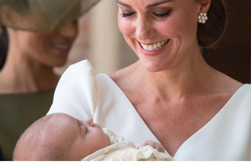 Kate trzyma na rękach małego Louisa.