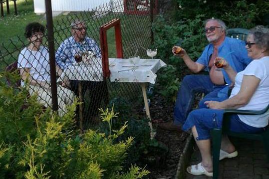 "Kiedy lubisz swoich sąsiadów, ale im nie ufasz"