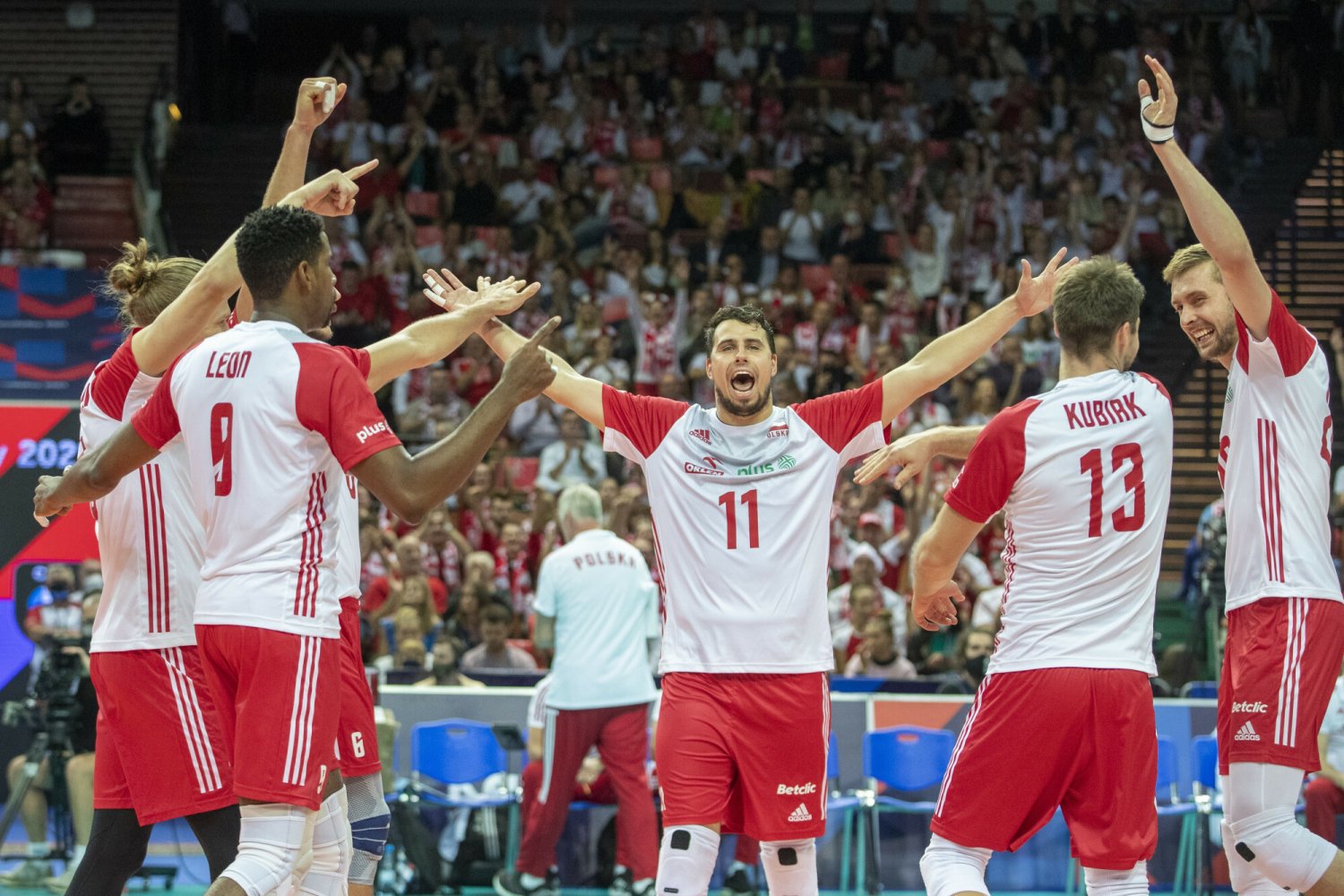 Fabian Drzyzga z kolegami podczas meczu o brązowy medal ME w katowickim Spodku