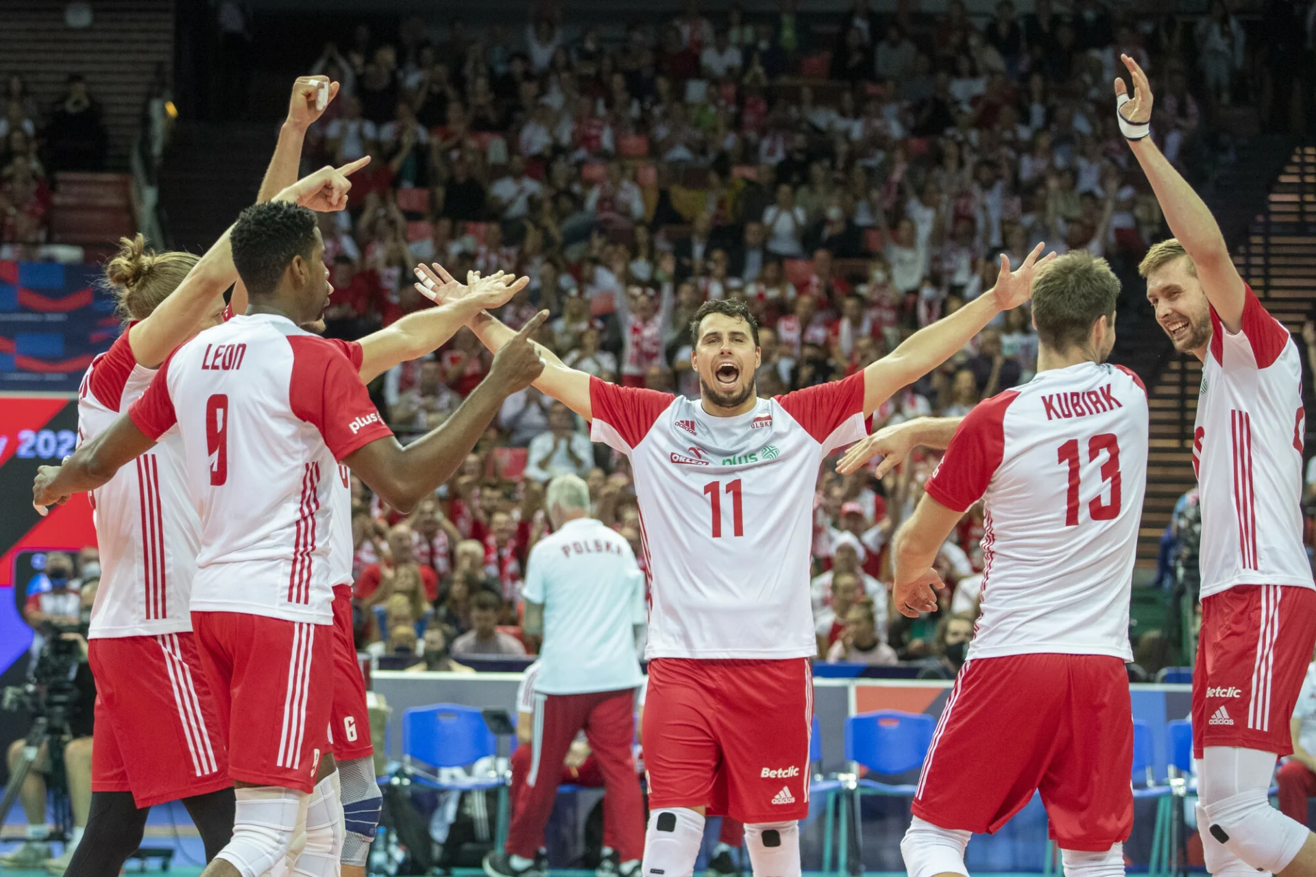 Fabian Drzyzga z kolegami podczas meczu o brązowy medal ME w katowickim Spodku