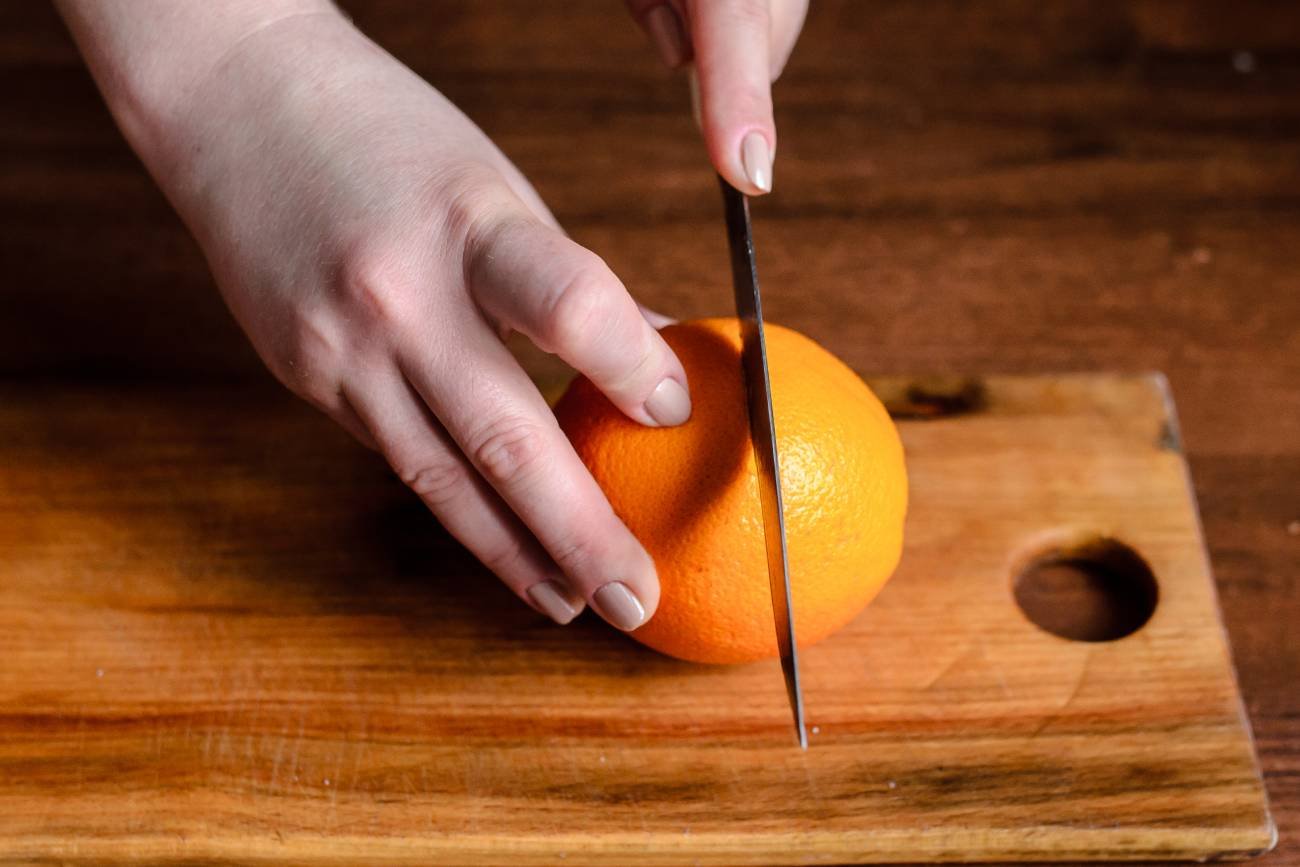 Jak czyścić deskę do krojenia? Roi się na niej od bakterii