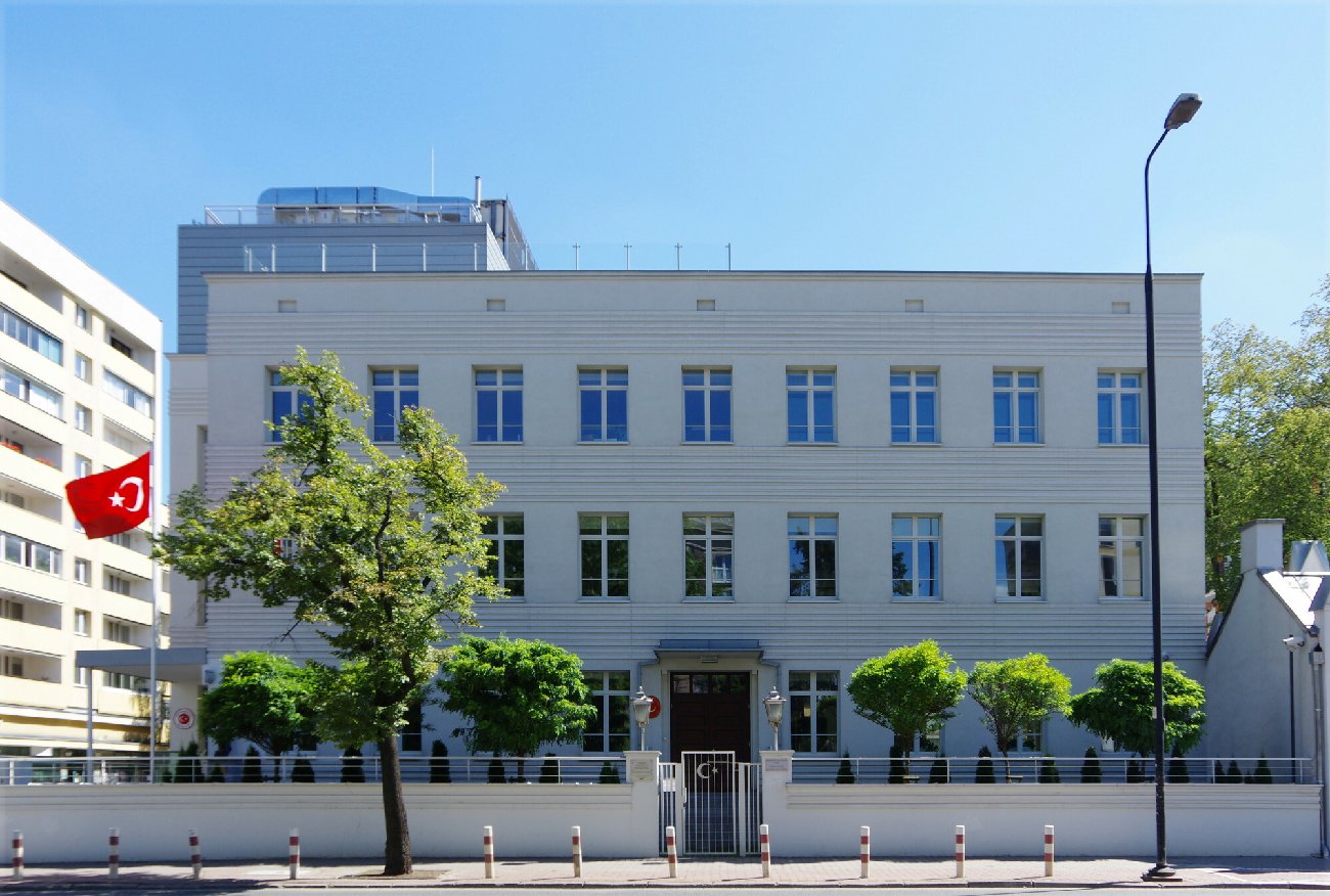 Warszawa. W ambasadę Turcji rzucono butelką z substancją łatwopalną