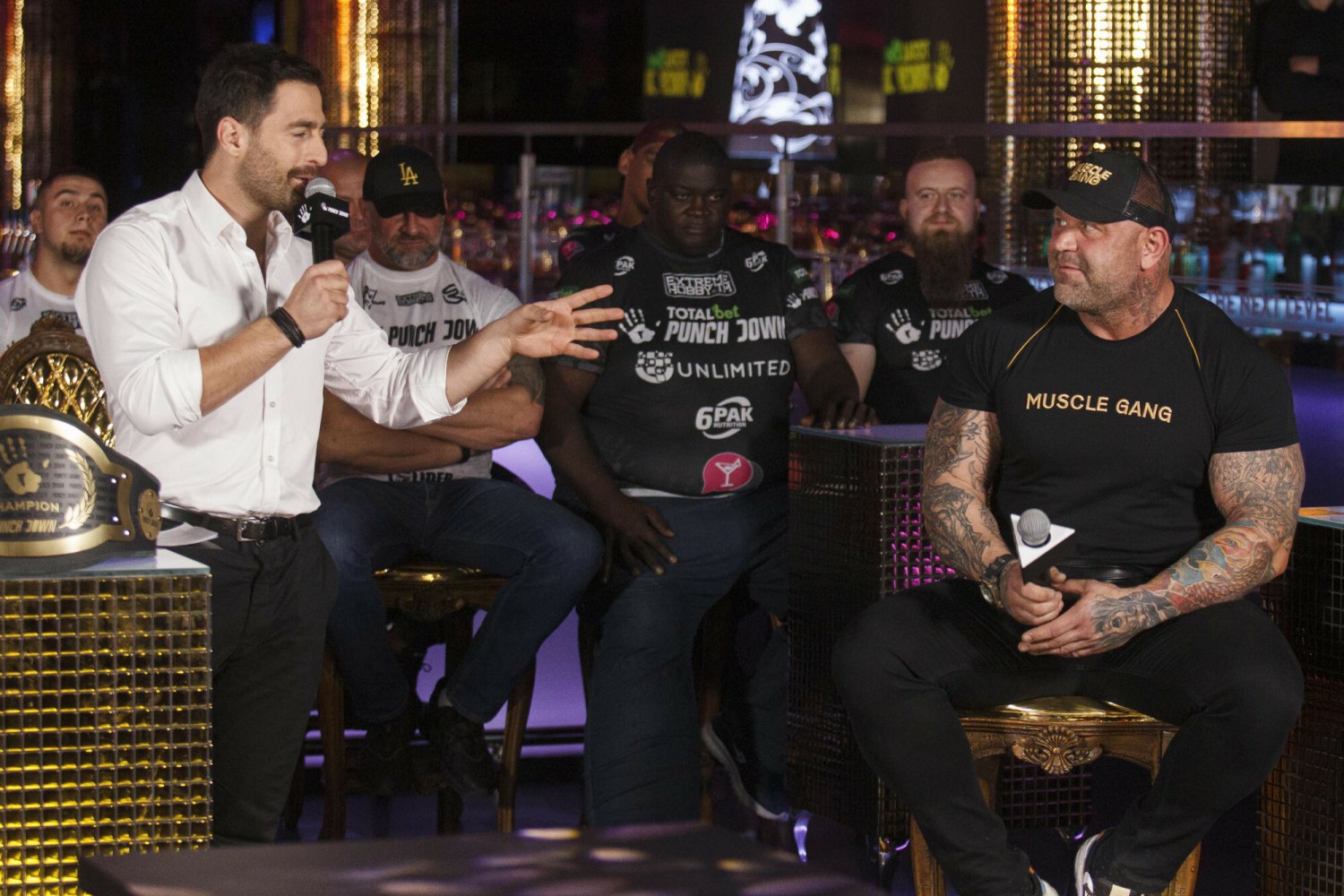 Artur Walczak przed galą PunchDown, w tle zawodniczki i zawodnicy walczący dla federacji