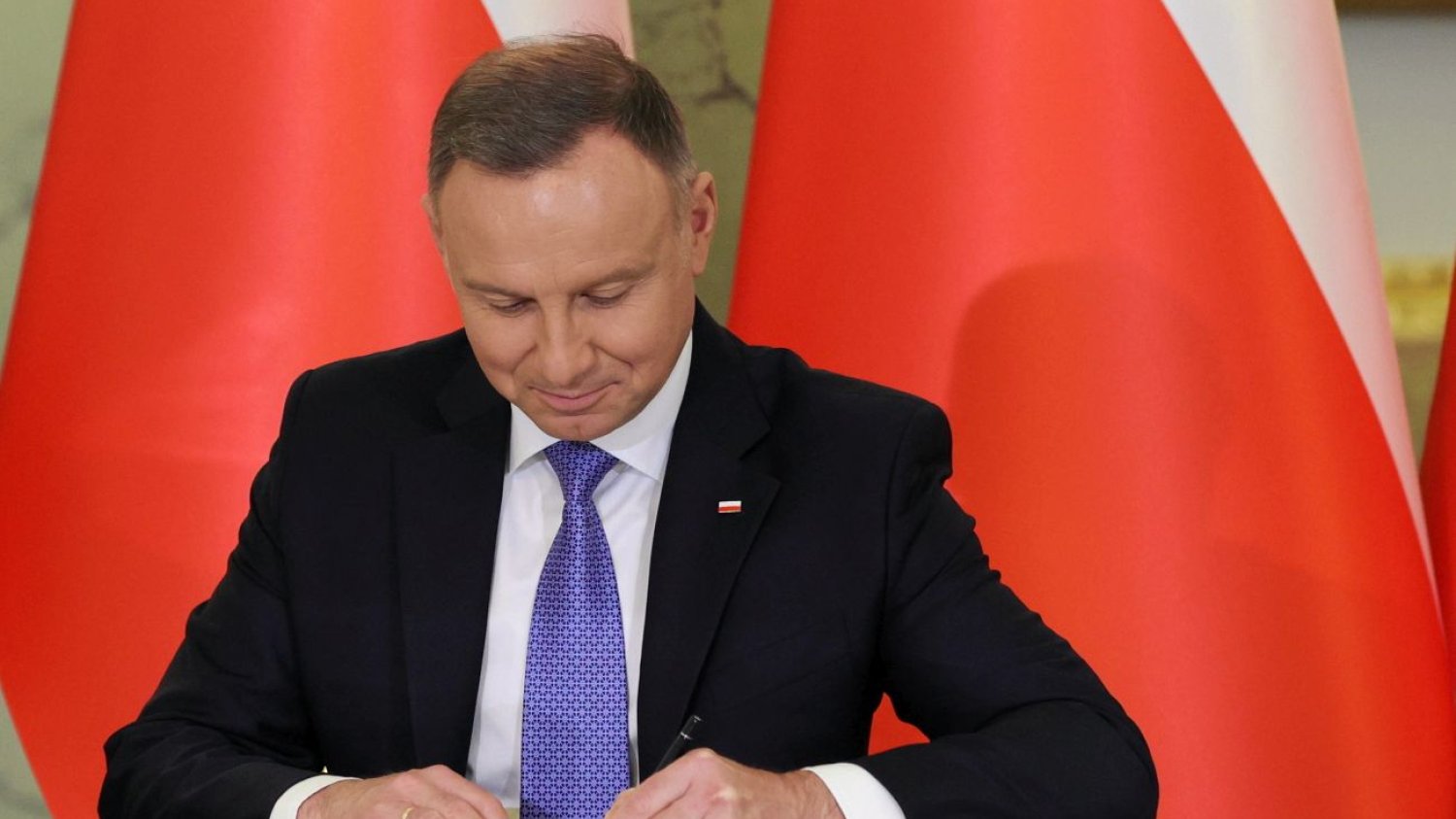 Andrzej Duda podpisał ustawę zrównującą wiek emerytalny kobiet i mężczyzn w jednej grupie Andrzej Duda podpisał ustawę zrównującą wiek emerytalny kobiet i mężczyzn w jednej grupie