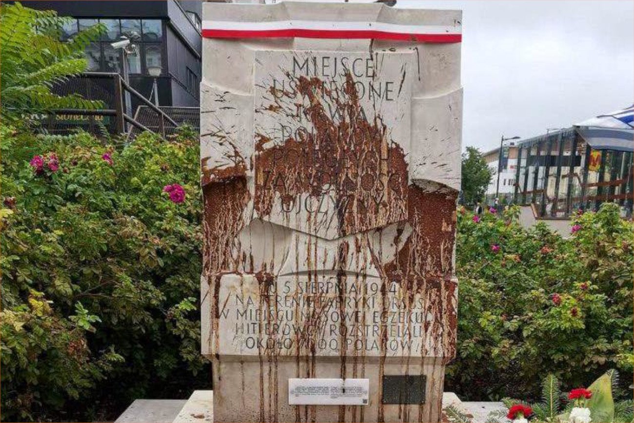 Ktoś zniszczył pomnik upamiętniający rzeź mieszkańców Woli. "Co za zezwierzęcenie" Pomnik ofiar rzezi Woli w Warszawie zdewastowany