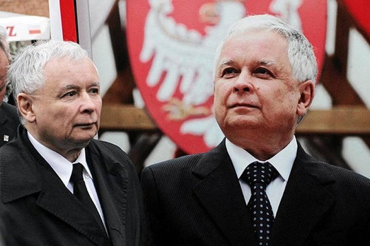 Prezes PiS Jarosław Kaczyński na tle wizerunku swojego zmarłego brata, prezydenta Lecha Kaczyńskiego.