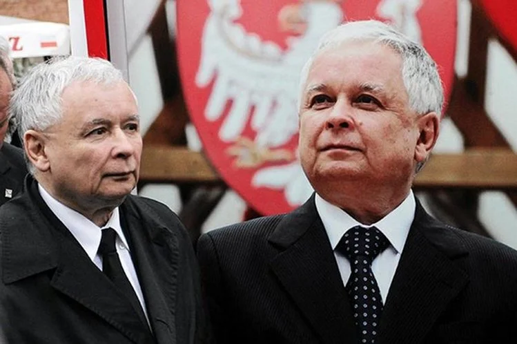 Prezes PiS Jarosław Kaczyński na tle wizerunku swojego zmarłego brata, prezydenta Lecha Kaczyńskiego.