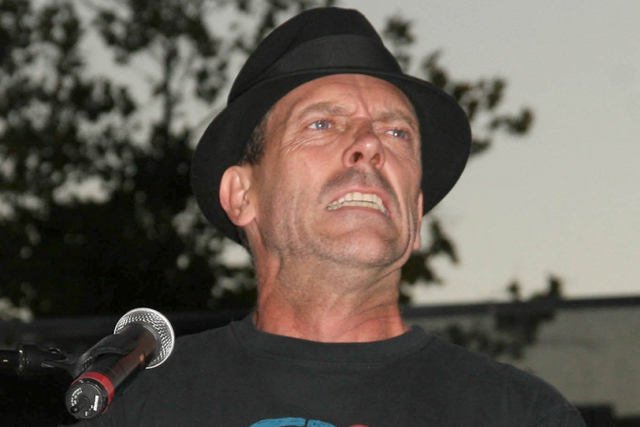 Serialowy doktor House, czyli Hugh Laurie, podczas jednego z koncertów