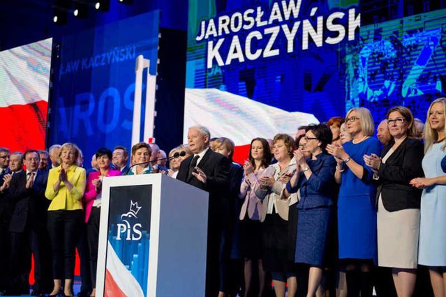 PiS wciąż prowadzi w sondażach.