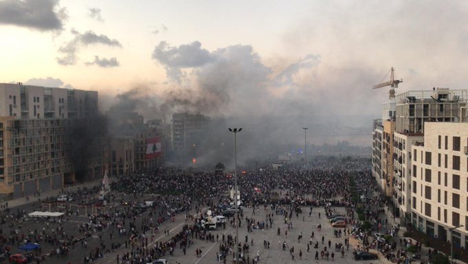 Na ulice zniszczonego Bejrutu wyszło tysiące ludzi. Policja użyła gazu łzawiącego. Rewolucja w Bejrucie? Policja użyła gazu łzawiącego wobec protestujących Libańczyków.