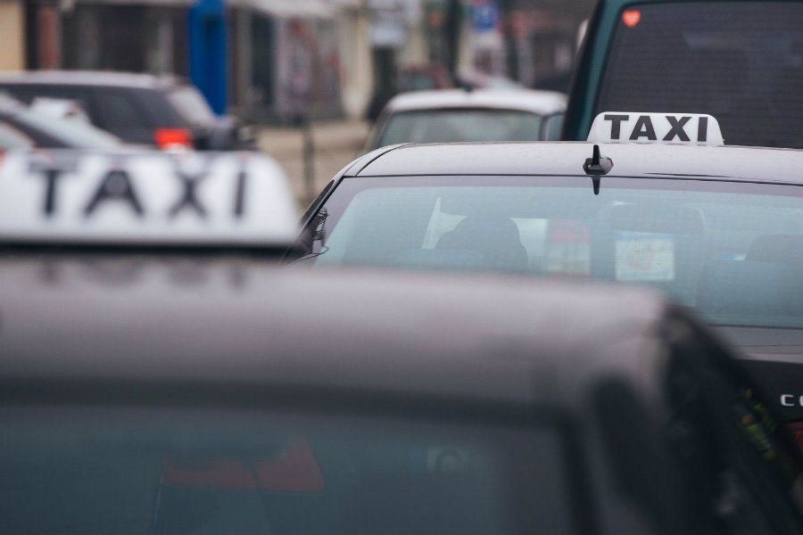 "Polak taksówkarz" - taka adnotacja miała znajdować się przy zamówieniach taksówek dla gości Telewizji Polskiej: Andrzeja Zybertowicza i Tomasza Terlikowskiego - informuje "Press".