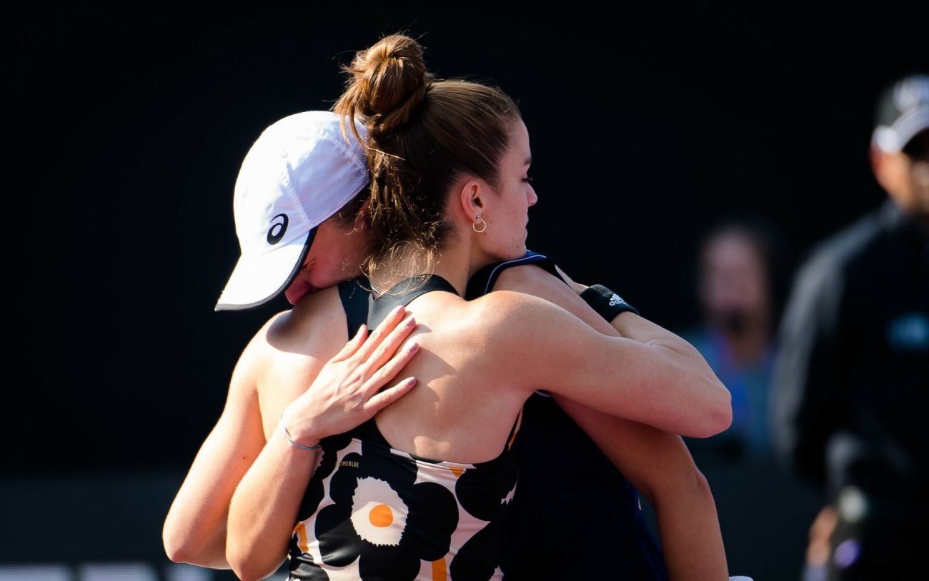 Iga Świątek w objęciach Marii Sakkari po meczu, nie kryła emocji oraz łez