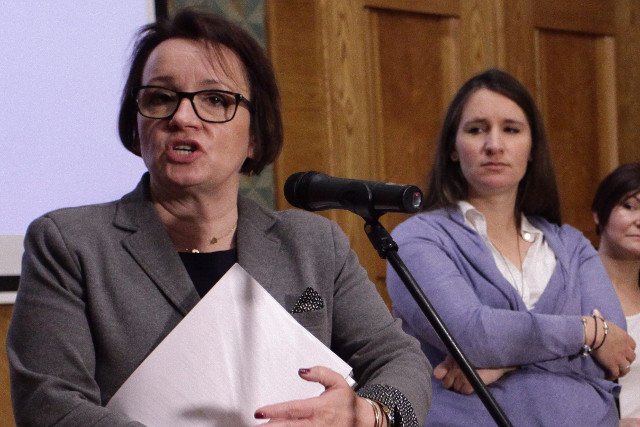 Minister edukacji Anna Zalewska (z lewej) zapowiedziała, że "momentem obowiązkowym pójścia do szkoły dla dziecka będzie wiek siedmiu lat"
