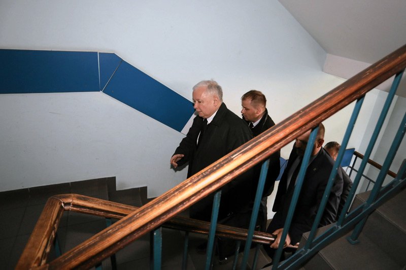 – Dobranoc – to wszystko, co prezes PiS Jarosław Kaczyński miał do powiedzenia wychodząc z gmachu partii rządzącej przy Nowogrodzkiej w Warszawie.