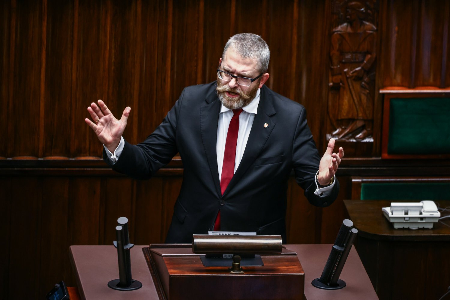 Grzegorz Braun w Sejmie przemówił przed Tuskiem. Tak zgasił go Hołownia.