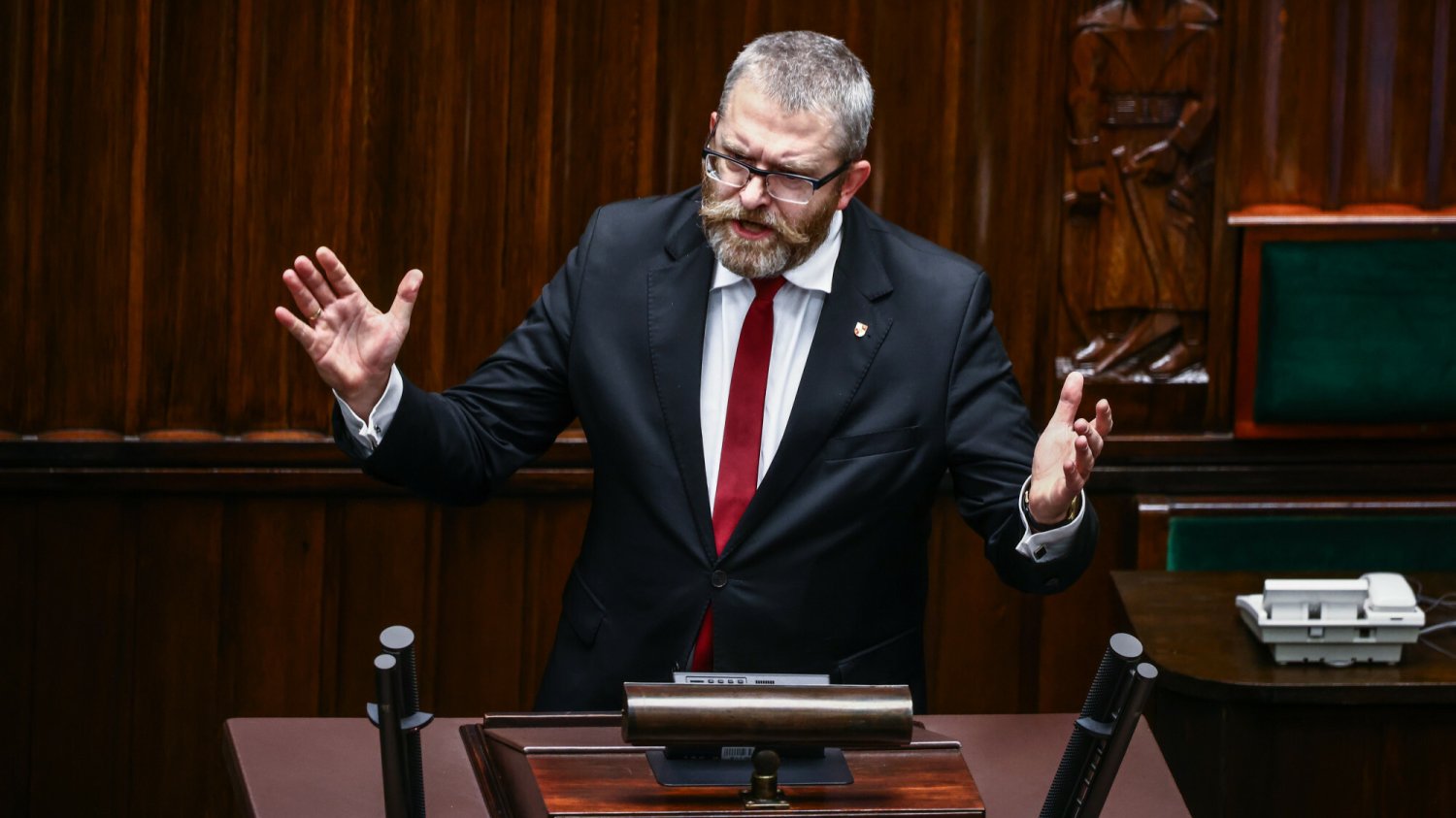 Grzegorz Braun w Sejmie przemówił przed Tuskiem. Tak zgasił go Hołownia.