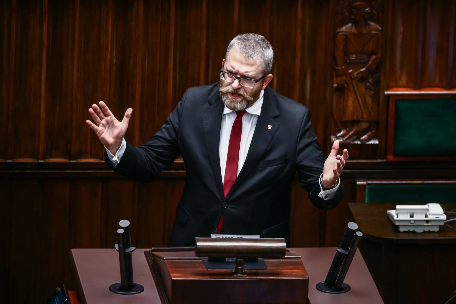 Grzegorz Braun w Sejmie przemówił przed Tuskiem. Tak zgasił go Hołownia.