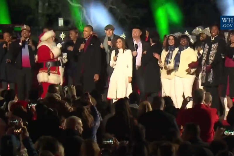 Barack Obama nie wstydzi się publicznie śpiewać. Znowu zrobił to podczas swojej ostatniej ceremonii odpalenia bożonarodzeniowego drzewka przed Białym Domem.