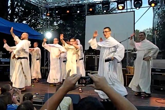 Występ dominikanów na Jarmarku św. Dominika