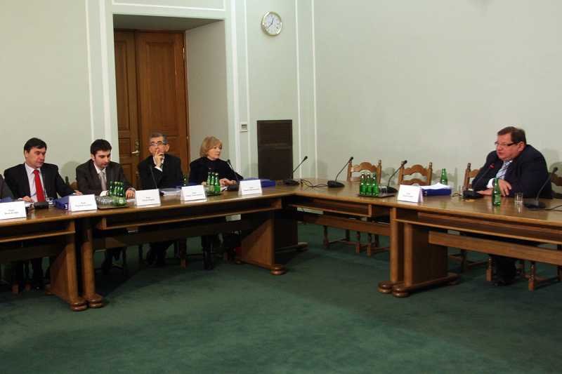 2007: jedną z pierwszych decyzji nowego Sejmu jest powołanie komisji ds. wyjaśnienia okoliczności śmierci Barbary Blidy, która zastrzeliła się w kwietniu, podczas próby jej zatrzymania przez ABW. Przewodniczącym komisji został Ryszard Kalisz.