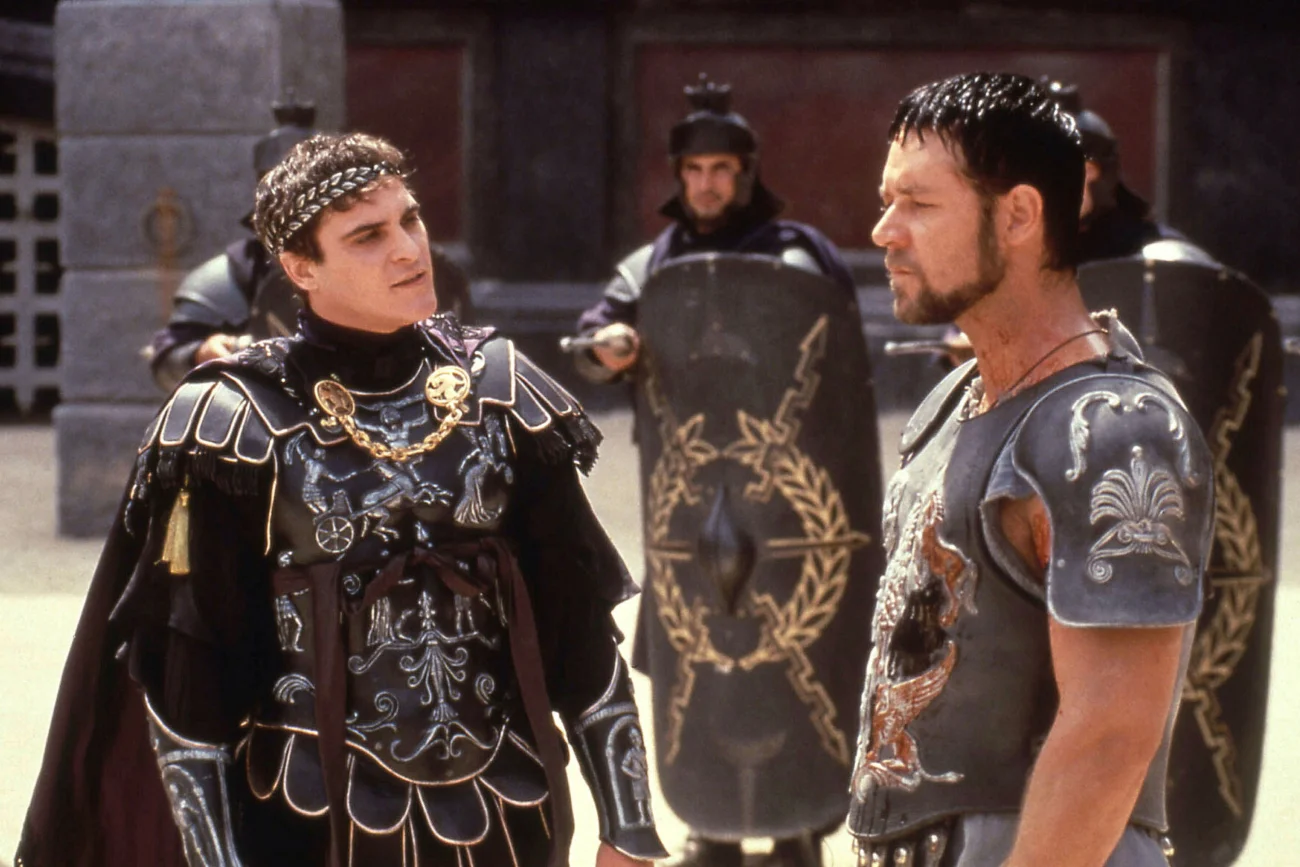 Joaquin Phoenix jako Kommodus i Russell Crowe jako Maximus w filmie "Gladiator".
