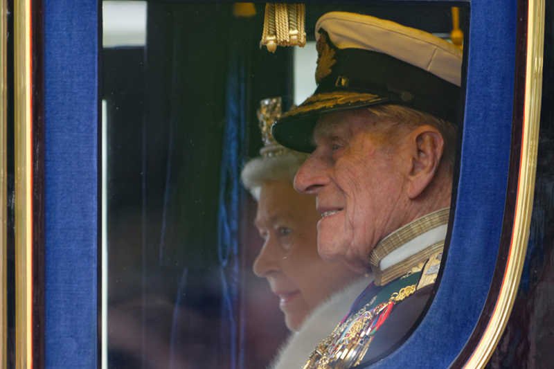 Książę Filip jest wiernym towarzyszem obowiązków brytyjskiej królowej Elżbiety II.