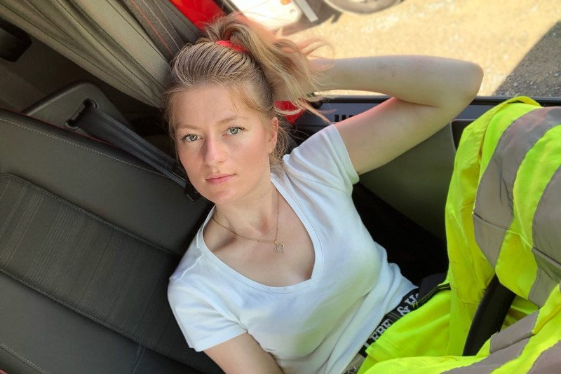 Iwona Blecharczyk to zawodowy kierowca ciężarówki. Swoim zaangażowaniem, determinacją i podejściem do pracy zyskała rozgłos w mediach. Nam opowiada o wyzwaniach, jakim musi stawić czoła kierowca tira