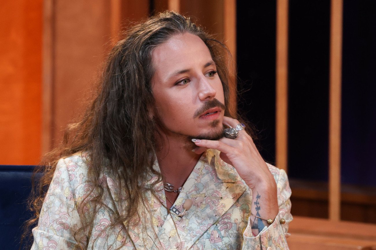 Michał Szpak pokazał zdjęcie z mężczyzną. W tle wymowny opis.
