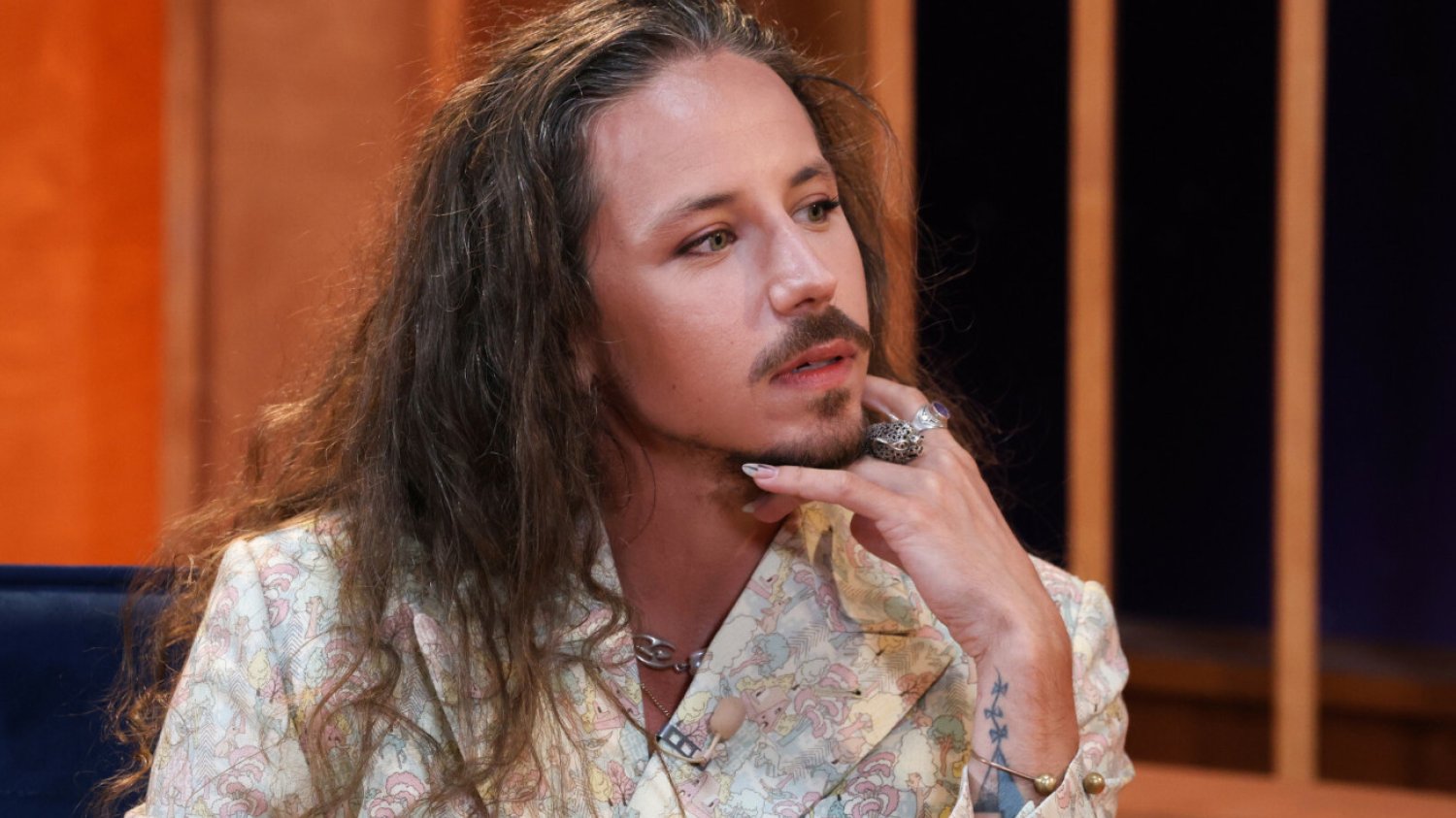 Michał Szpak pokazał zdjęcie z mężczyzną. W tle wymowny opis.