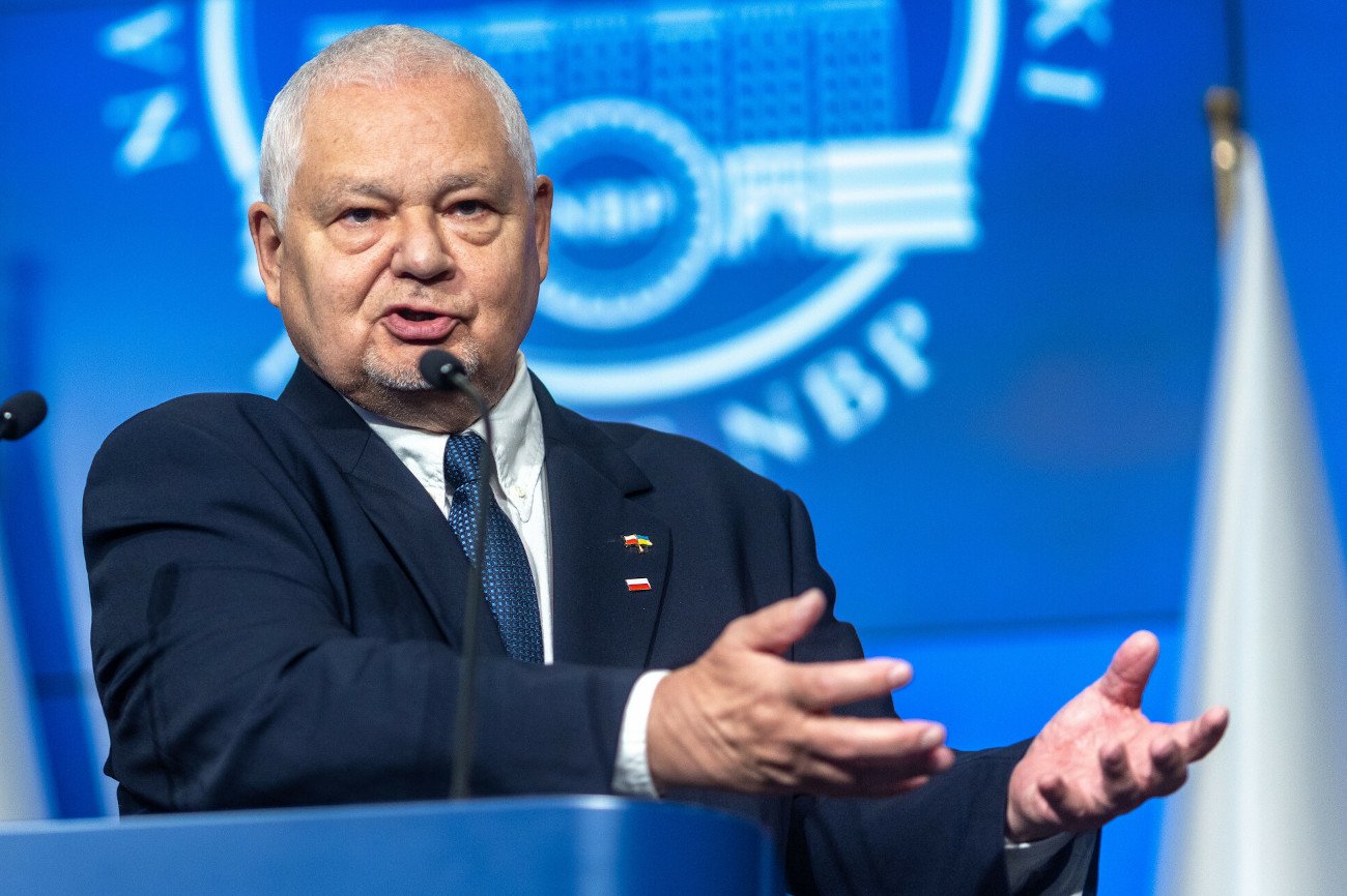 Burza po wywiadzie prezes NBP dla tygodnika "Sieci". "Obalić rząd, wprowadzić Polskę do strefy euro. (...) Taki jest ich plan. Z tym planem został wysłany do Polski Donald Tusk" – mówił Adam Glapiński.