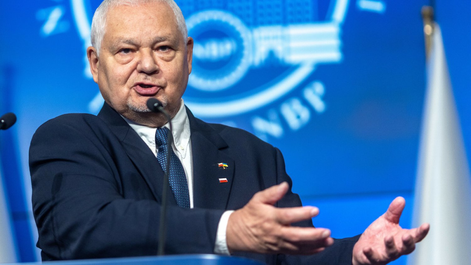 Burza po wywiadzie prezes NBP dla tygodnika "Sieci". "Obalić rząd, wprowadzić Polskę do strefy euro. (...) Taki jest ich plan. Z tym planem został wysłany do Polski Donald Tusk" – mówił Adam Glapiński.