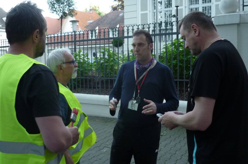 Pracownicy ambasady intereniują w trakcie happeningu KOD